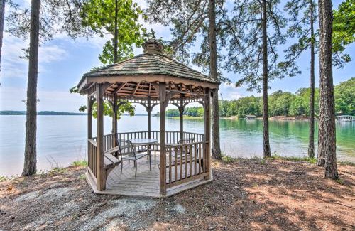 Salem House | Walk to Lake Keowee Salem Townhome with Deck