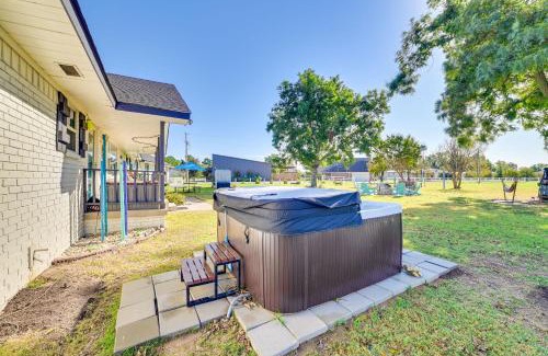 Kingston House | Walk to Lake Texoma Family-Friendly Retreat!