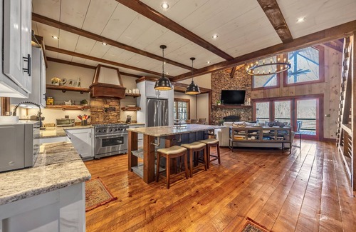 Necowa Cove House | Walk to Lake & Trails – Lakeview Retreat