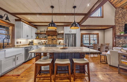 Necowa Cove House | Walk to Lake & Trails – Lakeview Retreat