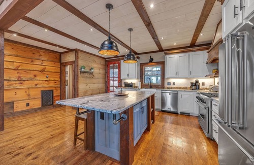 Necowa Cove House | Walk to Lake & Trails – Lakeview Retreat