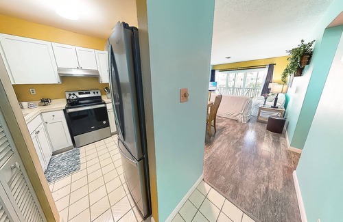 Saint Armands Key Condo | Walk to Lido Beach & Steps to St. Armand's Circle | Heated Pool and Spa | BBQ