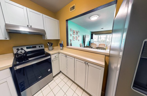 Saint Armands Key Condo | Walk to Lido Beach & Steps to St. Armand's Circle | Heated Pool and Spa | BBQ