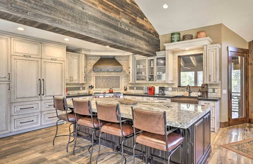 Copper Mountain Villa | Walk to Lift: Luxe Villa w/Hot Tub in Copper Mtn