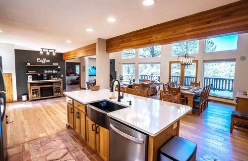 Angel Fire House | Walk to Lift | Wheeler Views | Hot Tub | Rustic Chalet
