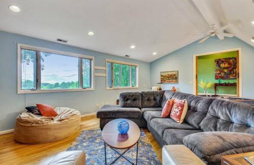 Burnsville Ski Chalet | Walk To Main St, Pets Ok, Close To Shops, Hiking