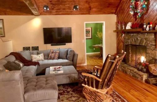 Burnsville Ski Chalet | Walk To Main St, Pets Ok, Close To Shops, Hiking
