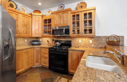 Downtown Park City Condo | Walk to Main Street and Lift - Private Hot Tub - Easy Access To Galleries/Shops