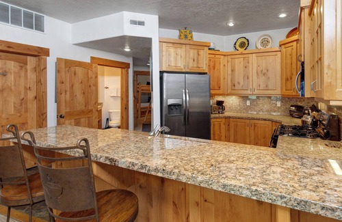 Downtown Park City Condo | Walk to Main Street and Lift - Private Hot Tub - Easy Access To Galleries/Shops