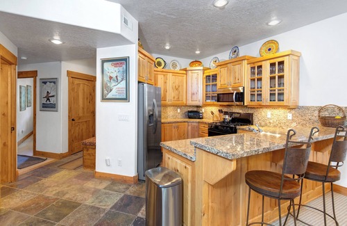 Downtown Park City Condo | Walk to Main Street and Lift - Private Hot Tub - Easy Access To Galleries/Shops