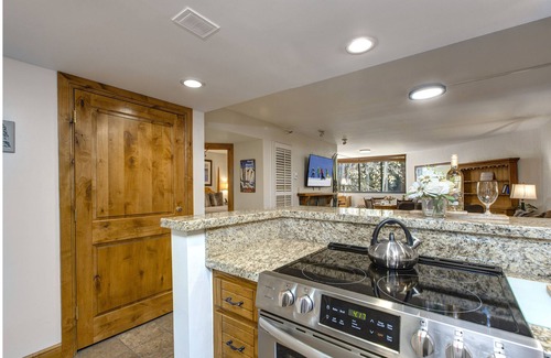 North Park City Condo | Walk to Main Street! Communal Hot tub/Pool/Fitness Center at Park City Silver King 404