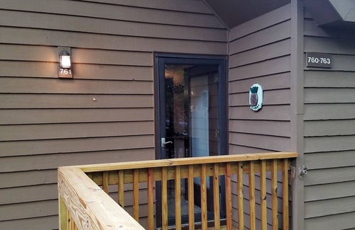 Nellysford Condo | Walk to Market/Private community outdoor pool!