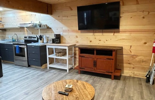Ruidoso Cabin | Walk to Midtown, King Bed, Cozy Cabin!