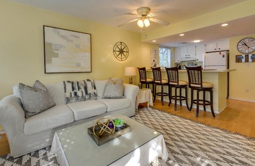 Myrtle Beach Apartment | Walk to Ocean Myrtle Beach Retreat with Pool Access