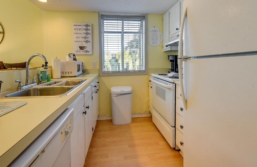 Myrtle Beach Apartment | Walk to Ocean Myrtle Beach Retreat with Pool Access