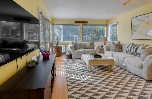 Myrtle Beach Apartment | Walk to Ocean Myrtle Beach Retreat with Pool Access