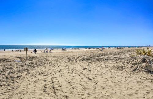 Myrtle Beach Apartment | Walk to Ocean Myrtle Beach Condo with Balcony!