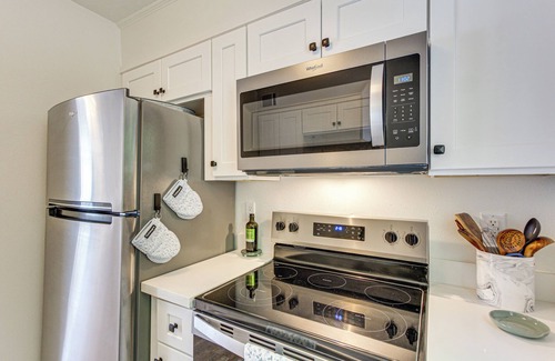 Biloxi Apartment | Walk to Ocean Springs Beach: Condo w/Pool!