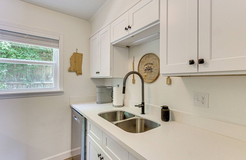 Biloxi Apartment | Walk to Ocean Springs Beach: Condo w/Pool!