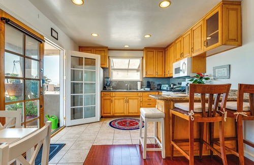 Sand Section House | Walk to Ocean: Manhattan Beach Home w/Deck