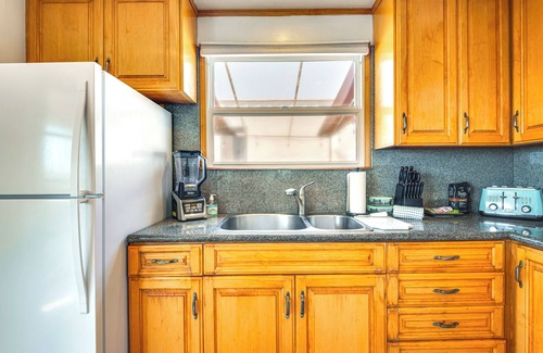 Sand Section House | Walk to Ocean: Manhattan Beach Home w/Deck