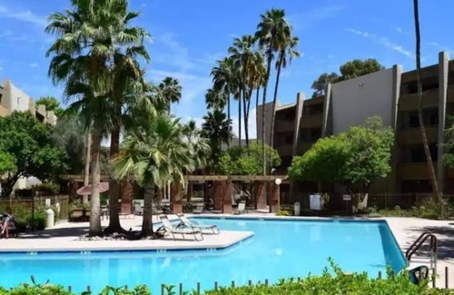 Entertainment District Condo | Walk to Old Town. Heated Pool. Hot Tub. Gym.