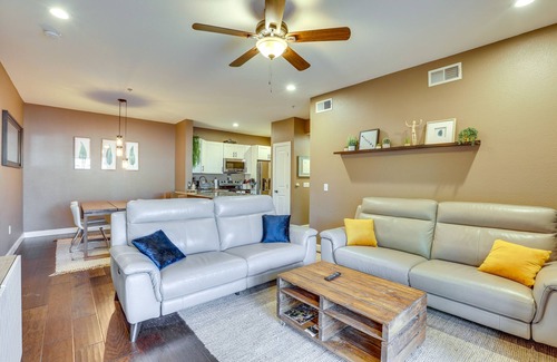 Camelback East Condo | Walk to Papago Park: Phoenix Condo w/Pool Access!