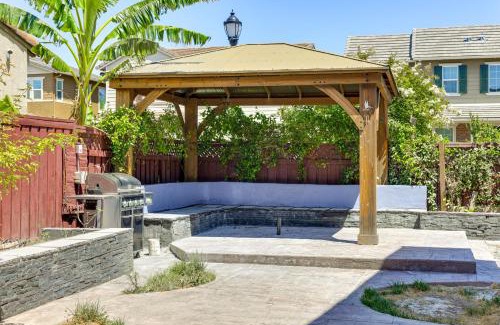 Tracy House | Walk to Parks Mountain House Retreat with Patio!