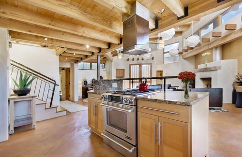 Northeast Santa Fe Condo | Walk to Plaza & Canyon Rd, Sunny and Bright! Perfect for family and friends!
