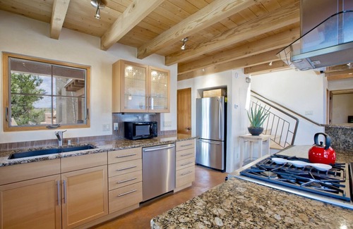 Northeast Santa Fe Condo | Walk to Plaza & Canyon Rd, Sunny and Bright! Perfect for family and friends!