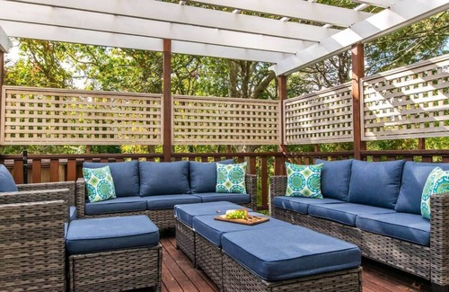 Brewster House | Walk to Pond, Amazing Backyard!
