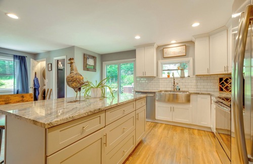 Putnam Lake Cottage | Walk to Putnam Lake: Updated Home w/Deck