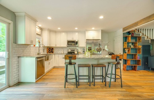 Putnam Lake Cottage | Walk to Putnam Lake: Updated Home w/Deck