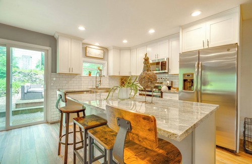 Putnam Lake Cottage | Walk to Putnam Lake: Updated Home w/Deck