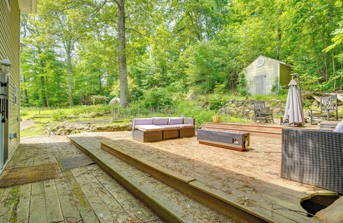 Putnam Lake Cottage | Walk to Putnam Lake: Updated Home w/Deck