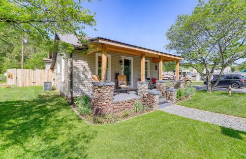 Damascus House | Walk to River and Trails Cozy Damascus Cottage!