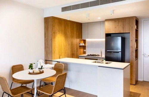 West End Apartment | Walk to River, Cute Designer 2BR Apt in West End