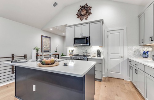 Southtown House | Walk to Riverwalk & Alamodome from Modern Retreat- 2 Car Garage w/EV Charger