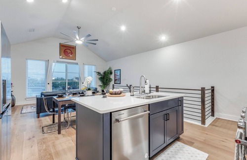 Southtown House | Walk to Riverwalk & Alamodome from Modern Retreat- 2 Car Garage w/EV Charger