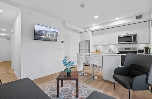 Bridgeland Apartment | Walk to Saddledome| Cgy Tower View | Rooftop Patio