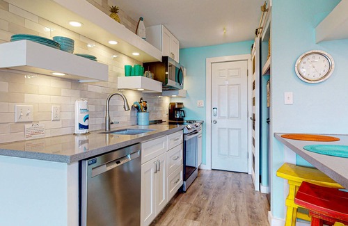Port Aransas Condo | Walk to Sandfest, Shared Pools, Boardwalk to the Beach
