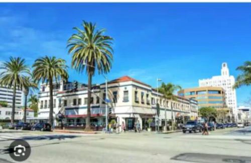 Downtown Apartment | Walk to Santa Monica Beach Pier Boardwalk Venice