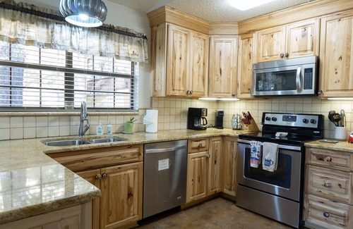 Ruidoso Cabin | *Walk to shops*Hottub*Grill*WIFI