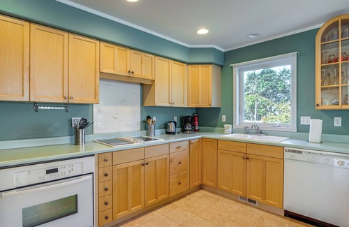 Rockaway Beach House | Walk to Shore: Home w/Deck in Rockaway Beach!
