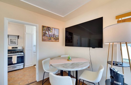 Sand Section Apartment | Walk to Shore: Ocean-View Manhattan Beach Apt!