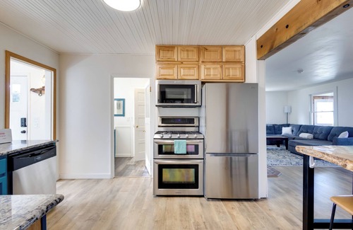 Rockaway Beach House | Walk to Shore: Rockaway Beach Retreat w/Hot Tub!