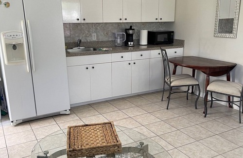 Sarasota Apartment | Walk to Siesta Key Beach. 1 BR condo on ground floor, steps away from the pool