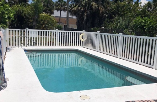 Sarasota Apartment | Walk to Siesta Key Beach. 1 BR condo on ground floor, steps away from the pool