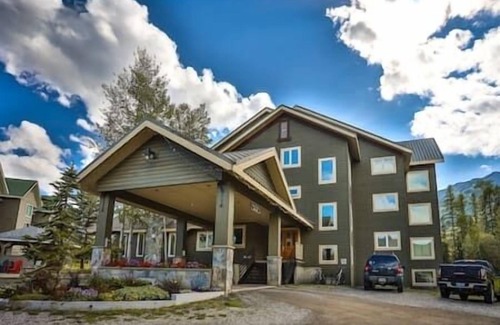 East Kootenay Apartment | Walk to Ski Hills/Private Suite/Hot Tub