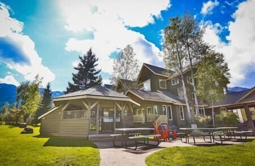 East Kootenay Apartment | Walk to Ski Hills/Private Suite/Hot Tub